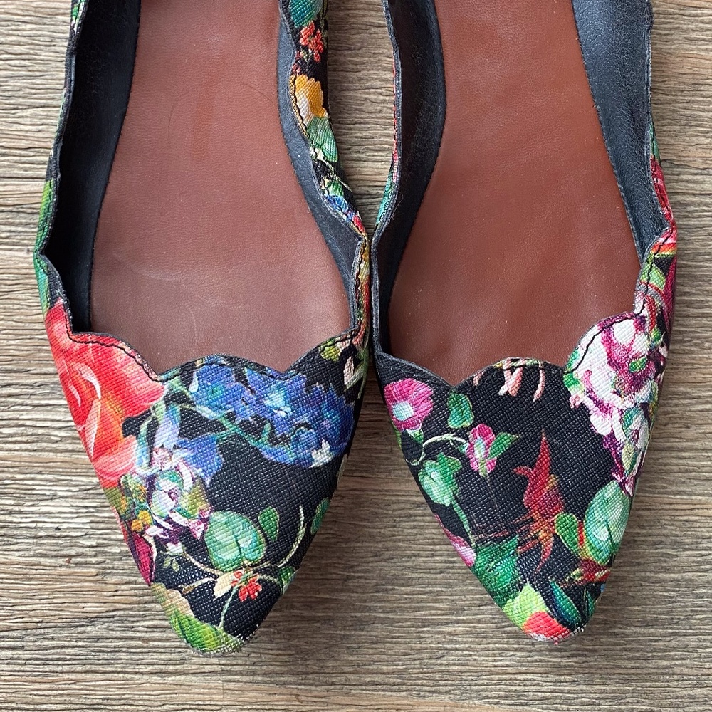 MIA Black Floral Scalloped Flats